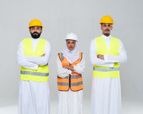 مهندس فحص فلل يقوم بفحص هندسي شامل للفيلا قبل الشراء باستخدام أجهزة متقدمة